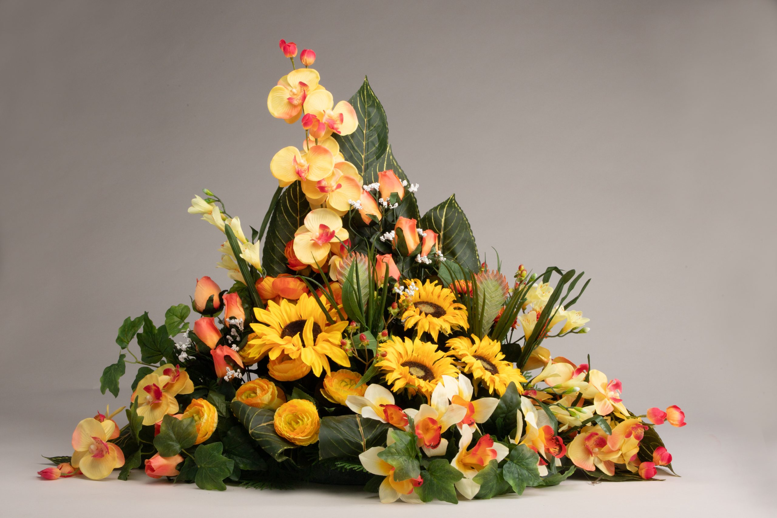 Composition florale, devant de tombe orange et jaune